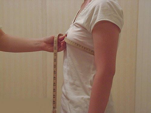 正确的三围测量方法:真人示范女生标准的三围测量方式